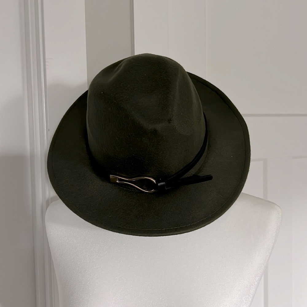 Dark green Panama hat with black belt